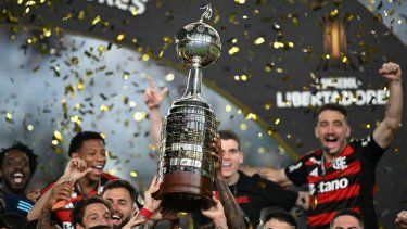 Los jugadores de Flamengo levantan el trofeo tras ganar la final de la Copa Libertadores 2025&nbsp;