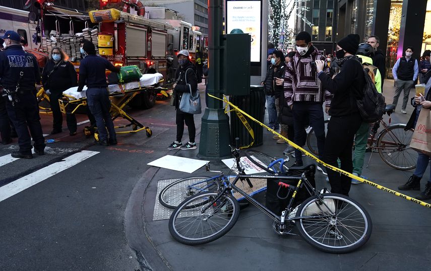 Bicicletas en el suelo después de que un automóvil golpeara a varios manifestantes de Black Lives Matter el 11 de diciembre de 2020, que se reunieron en la intersección de East 39th Street y 3rd Avenue en Nueva York.&nbsp;