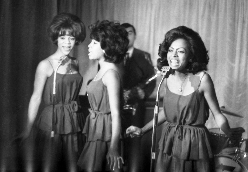 En esta foto de archivo del 8 de octubre de 1964, The Supremes, izquierda a derecha, Florence Ballard, Mary Wilson y Diana Ross, actúan en un hotel en Londres.