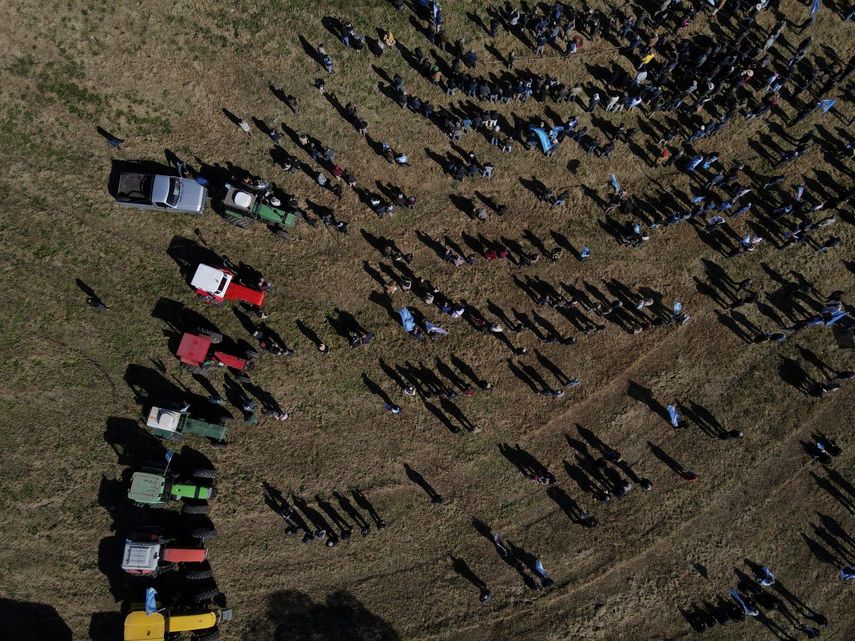 Los productores se reúnen al costado de una carretera durante una protesta en Gualeguaychú, Argentina, el miércoles 13 de julio de 2022.