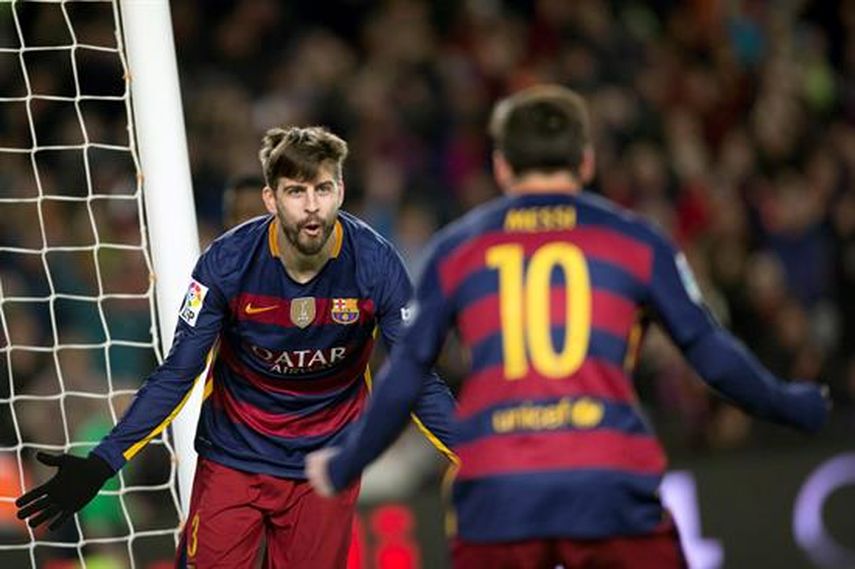 Piqué (izquierda) celebra junto con Messi el tercer gol blaugrana. (EFE)