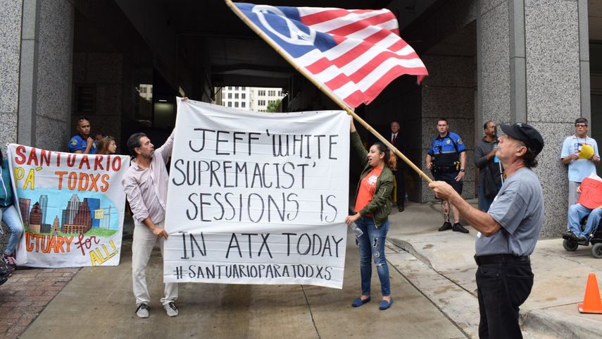 Inmigrantes manifiestan ante la Fiscalía en Austin, Texas