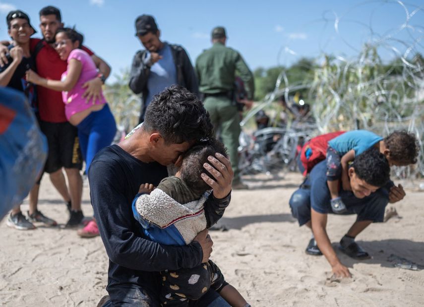 Migrantes tras pasar a territorio estadounidense.