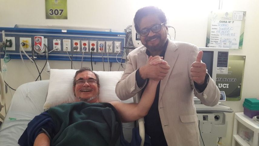 Rodrigo Londoño, alias Timochenko (izq.), junto a Iván Márquez, en la clínica colombiana donde fue atendido tras el accidente cerebrovascular que sufrió el domingo último.