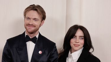 Finneas OConnell y la cantautora Billie Eilish usan un pin que dice Artists4Ceasefire, pidiendo una reducción de las tensiones y un alto el fuego en Gaza e Israel mientras asisten a la 96ª edición anual de los Premios de la Academia en el Dolby Theatre de Hollywood, California, el 10 de marzo de 2024.