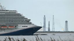 Un lente capta el avance de un crucero y detrás la plataforma de lanzamiento en Cabo Cañaveral utilizada por Blue Origin y su megacohete New Glenn. Un lente capta el avance de un crucero y detrás la plataforma de lanzamiento en Cabo Cañaveral utilizada por Blue Origin y su megacohete New Glenn.