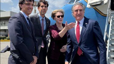 El Secretario del Interior de Estados Unidos, Doug Burgum llega a Venezuela y es recibido por Laura Dogu, representante de EEUU en Caracas.&nbsp;