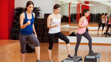 Una rutina de Step en un gimasio