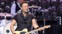 En esta foto de archivo tomada el 17 de mayo de 2016, el cantante estadounidense Bruce Springsteen se presenta en el escenario durante The River Tour 2016 en la ciudad vasca de San Sebastián, en el norte de España. En esta foto de archivo tomada el 17 de mayo de 2016, el cantante estadounidense Bruce Springsteen se presenta en el escenario durante The River Tour 2016 en la ciudad vasca de San Sebastián, en el norte de España.