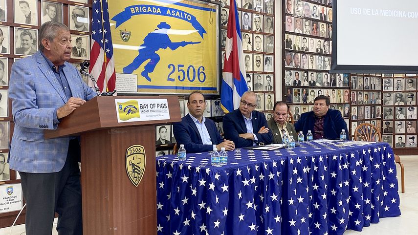 Habla el doctor Manuel Alzugaray. En la mesa los galenos Maher Nana, Alfredo Melgar, Ramón Domíguez y Rafael Cárcamo.