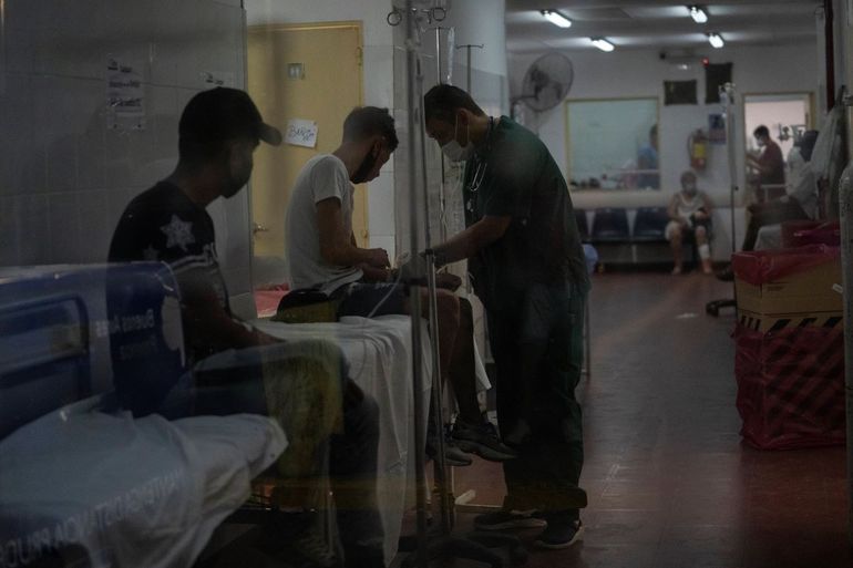 Un médico atiende pacientes en uno de los hospitales donde se atiende a personas intoxicadas con cocaína adulterada, en las afueras de Buenos Aires, Argentina, el miércoles 2 de febrero de 2022.