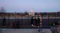 Personas junto a una valla de seguridad alrededor del Capitolio de Estados Unidos el miércoles 13 de enero de 2021, en Washington, D.C. Personas junto a una valla de seguridad alrededor del Capitolio de Estados Unidos el miércoles 13 de enero de 2021, en Washington, D.C.