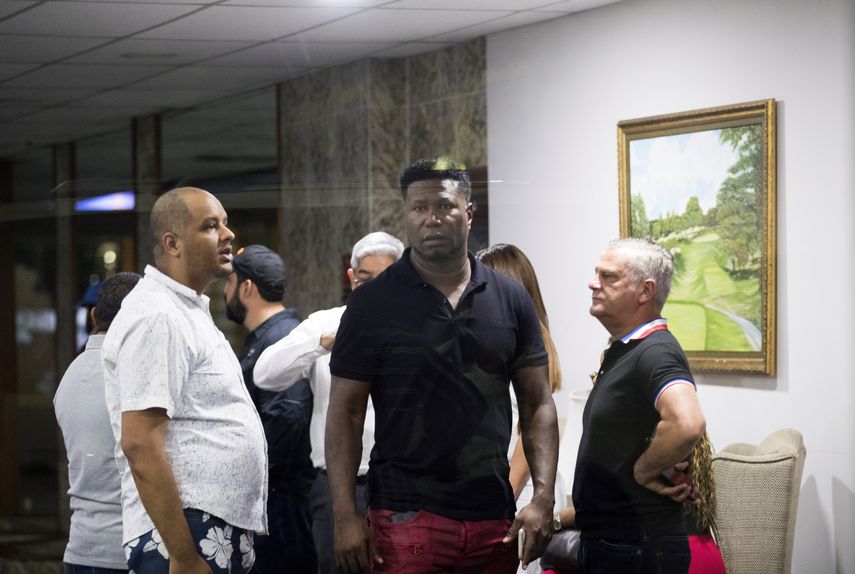Familiares y amigos permanecen en el interior de la clínica Abel González, donde se atiende el expelotero dominicano de Grandes Ligas.