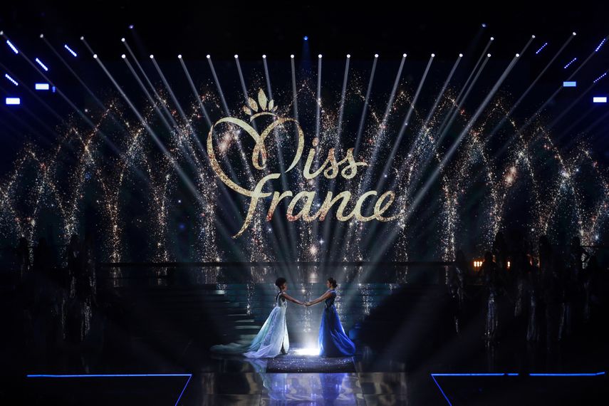 Miss Martinica Floriane Bascou y Miss Ile-de-France Diane Leyre esperan el resultado de la recién elegida Miss Francia 2022 durante el concurso de belleza, en Caen el 11 de diciembre de 2021.