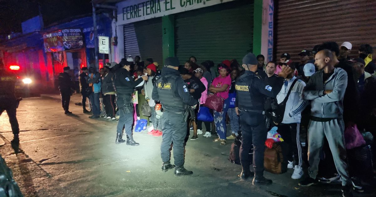 Guatemala intercepta autobús con 88 migrantes, la mitad de ellos cubanos, y captura a presuntos “coyotes”