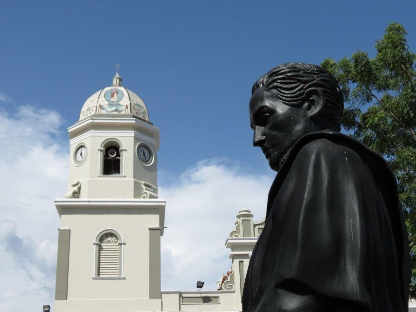 La imagen muestra la&nbsp;Basílica Santa Rosa&nbsp;en Barquisimeto, Venezuela, junto con una estatua de Simón Bolívar en primer plano.&nbsp;