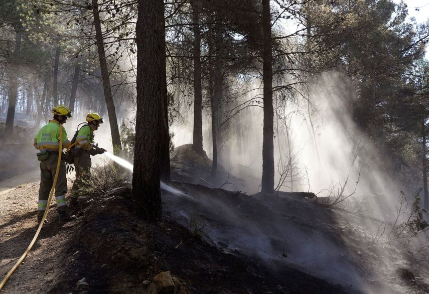 Bomberos sofocan las llamas en un incendio forestal en Fuente la Reina, Castellón de la Plana, España, el 29 de marzo de 2023.