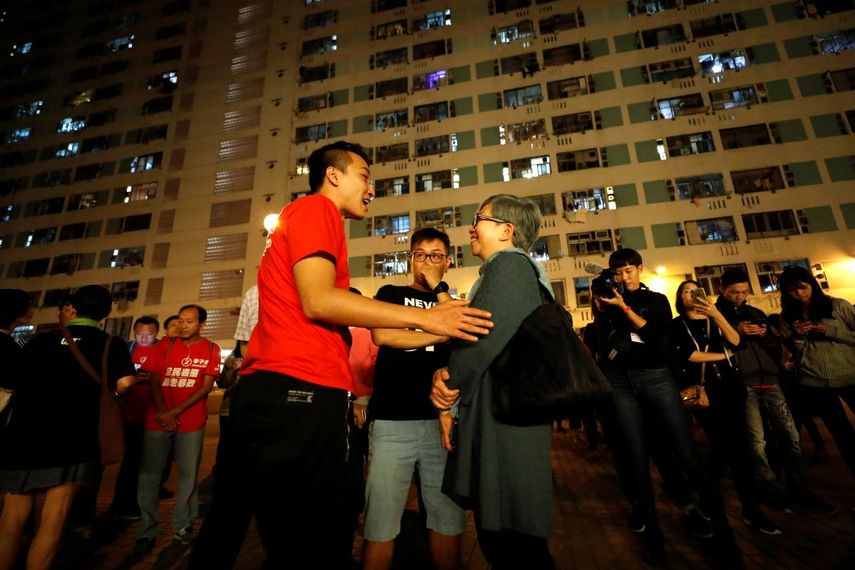 El candidato Jimmy Sham (en rojo) saluda a partidarios en Hong Kong, el 24 de noviembre del 2019.&nbsp;