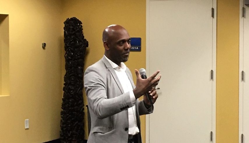 El cineasta cubano Ricardo Bacallao durante una presentaci&oacute;n en Miami, octubre de 2019.