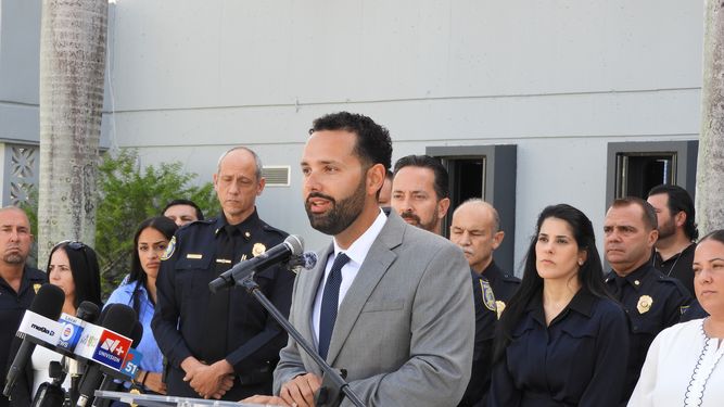 Bryan Calvo, alcalde de Hialeah, en rueda de prensa.&nbsp;