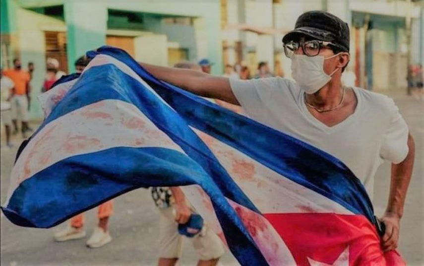 El día del estallido social, el joven Elías Rizo alzó su bandera y se convirtió en icono de las protestas.