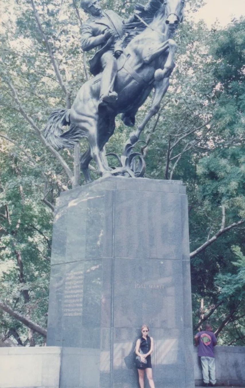 Zoé Valdés posa junto a la estatua de José Martí en Central Park, New York, en 1991, en una foto tomada por el médico y crítico de arte Gustavo Valdés.&nbsp;
