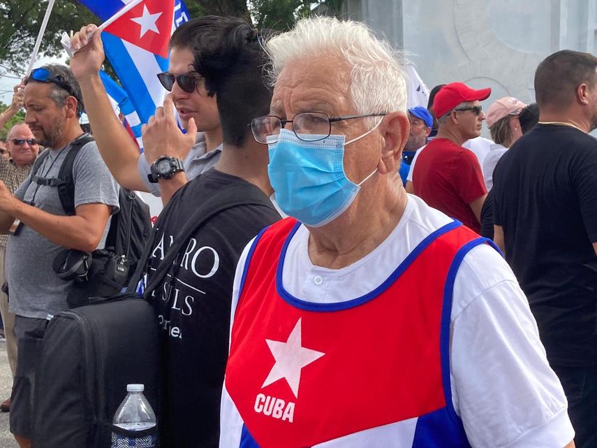Un señor participa en una manifestación en Miami a favor de los cubanos en la isla.&nbsp;