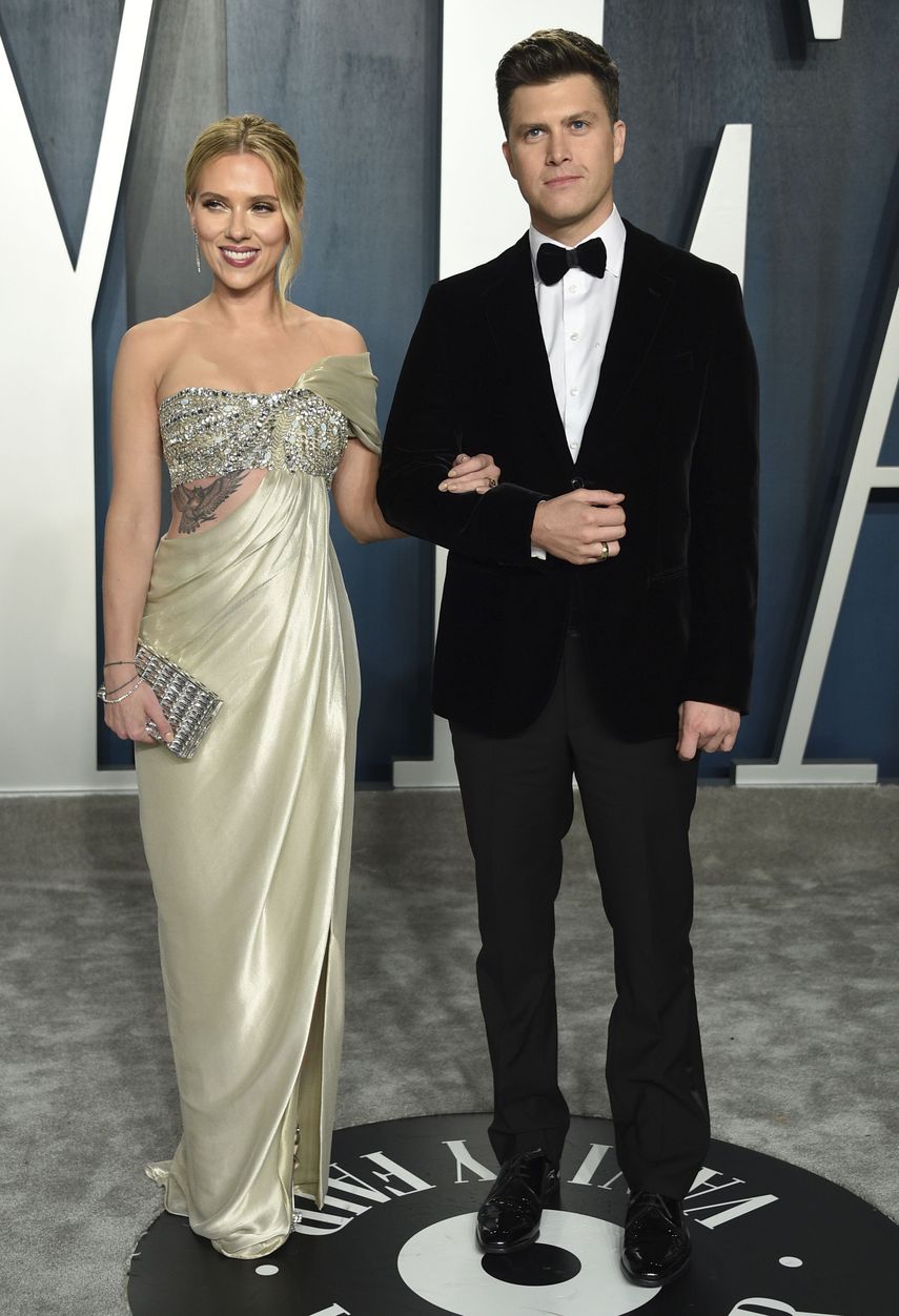 Scarlett Johansson, izquierda, y Colin Jost llegan a la Vanity Fair Oscar Party el 9 de febrero de 2020, en Beverly Hills, California.&nbsp;
