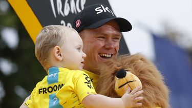Froome celebra junto con su hijo luego de ganar el Tour de Francia este domingo.&nbsp;