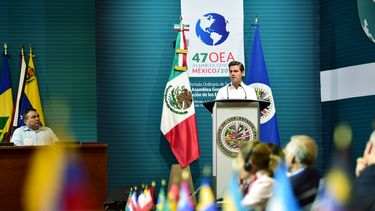 El gobierno mexicano que preside Enrique Peña Nieto comanda un puñado de países que busca un acuerdo en la OEA para tratar una resolucion a la crisis democrática de Venezuela