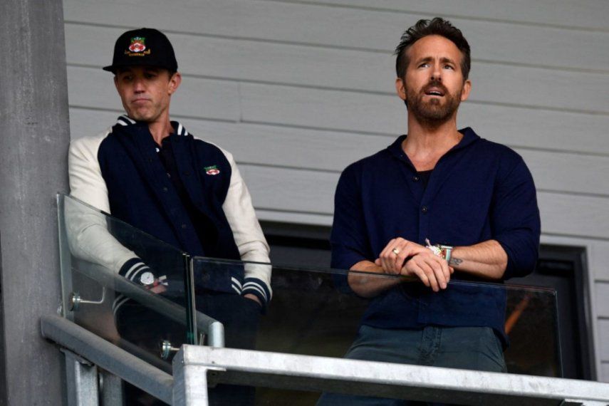 Los actores Ryan Reynolds y Rob McElhenney viendo el juego de su equipo Wrexham AFC