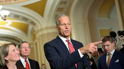 El líder de la mayoría republicana en el Congreso federal, John Thune, habla a periodistas en el Capitolio en Washington.