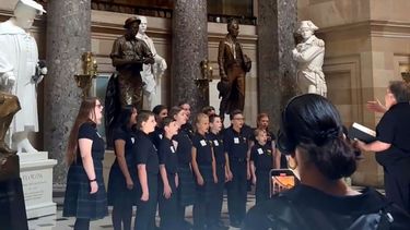 En esta imagen tomada de un video, miembros del Coro Infantil Rushingbrook de Greenville, Carolina del Sur cantan el himno nacional de Estados Unidos en el Salón Nacional de las Estatuas, en el Capitolio, el viernes 26 de mayo de 2023, en Washington.&nbsp;