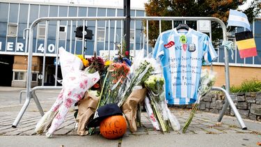Flores y una camiseta de la selección argentina de fútbol han sido colocadas junto al lugar donde se perpetró un atentado terrorista.