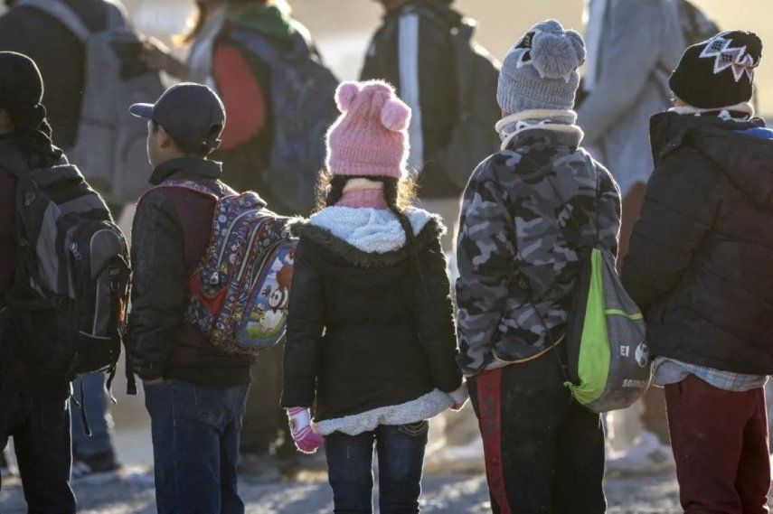 Niños inmigrantes ecuatorianos esperan ser trasladados desde la frontera entre Estados Unidos y México el 7 de diciembre de 2023 en Lukeville.