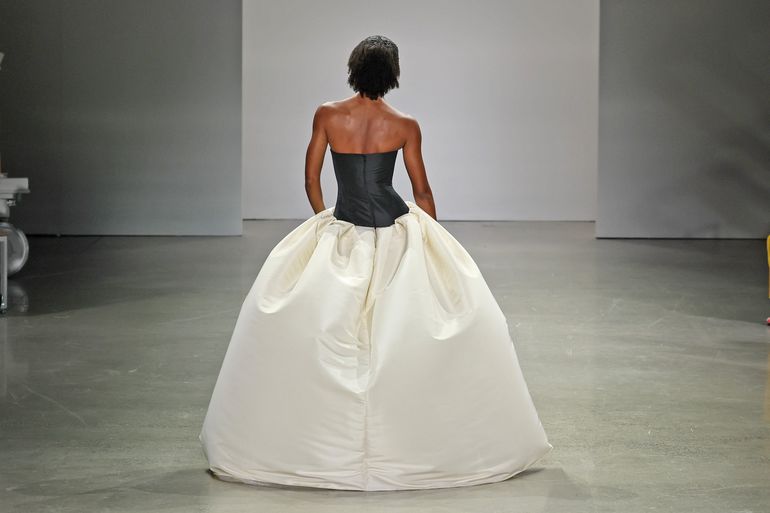 Una modelo, detalle de la espalda, camina por la pasarela en el desfile de moda Bibhu Mohapatra durante la Semana de la Moda de Nueva York de septiembre de 2022: The Shows at Gallery en Spring Studios el 12 de septiembre de 2022 en la ciudad de Nueva York. 