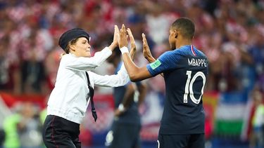 La imagen de Mbappé chocando las manos con una de las activistas recorrió el mundo entero.
