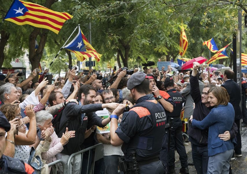 El secretario general de la Conselleria de Economía, Josep Maria Jové, junto a la presidenta del Parlament, Carme Forcadell, saluda a simpatizantes que le esperaban ante la Ciudad de la Justicia de Barcelona, después de que el titular del juzgado de instrucción número 13 de Barcelona haya dejado en libertad con cargos a todos los detenidos por participar en los preparativos del referéndum del 1 de octubre. 