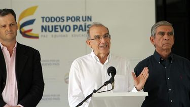 Humberto de la Calle lee una declaración junto al comisionado de paz colombiano al termina un nuevo ciclo de las conversaciones. Foto EFE.