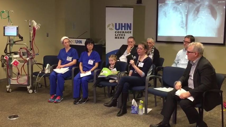 La canadiense de 33 años Melissa Benoit (c) agradeció al personal médico que la mantuvo con vida por seis días, sin pulmones, mientras esperaba el trasplante.