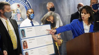 La fiscal estatal Katherine Fernandez Rundle, a la derecha, junto a la alcaldesa de Miami-Dade, Daniella Levine Cava, que sostiene un tablero con detalles de tres personas arrestadas el miércoles 8 de septiembre de 2021 en Miami.&nbsp;