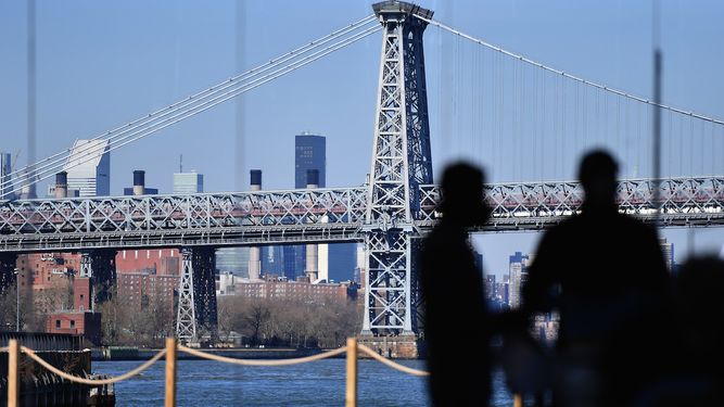 Los empleados de las empresas industriales fabrican equipos de protección personal (EPP), como protectores faciales, para abastecer a los trabajadores de la salud y los hospitales de Nueva York en el Brooklyn Navy Yard.&nbsp;