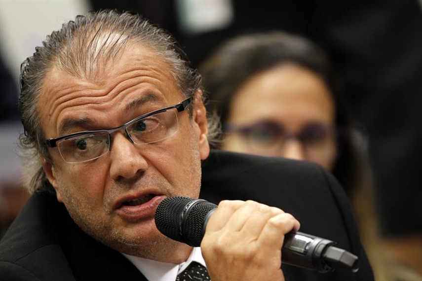 El exgerente del departamento de servicios de Petrobras, Pedro Barusco, comparece ante una comisión del Congreso el 10 de marzo de 2015 en Brasilia. (Foto: EFE)