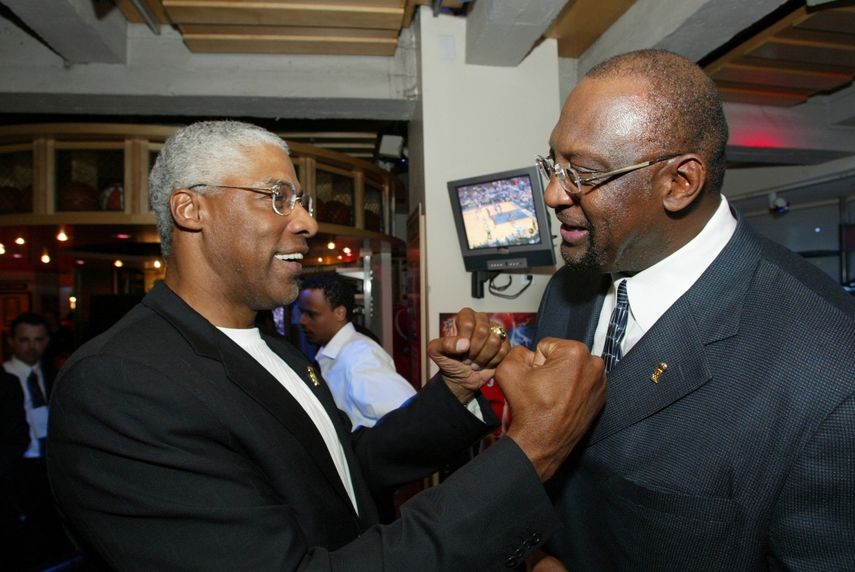 Julius Erving (izquierda) saluda a Bob Lanier durante la ceremonia en la que LeBron James recibió el premio al Novato del Año de la NBA, el 20 de abril de 2004, en Nueva York.&nbsp;