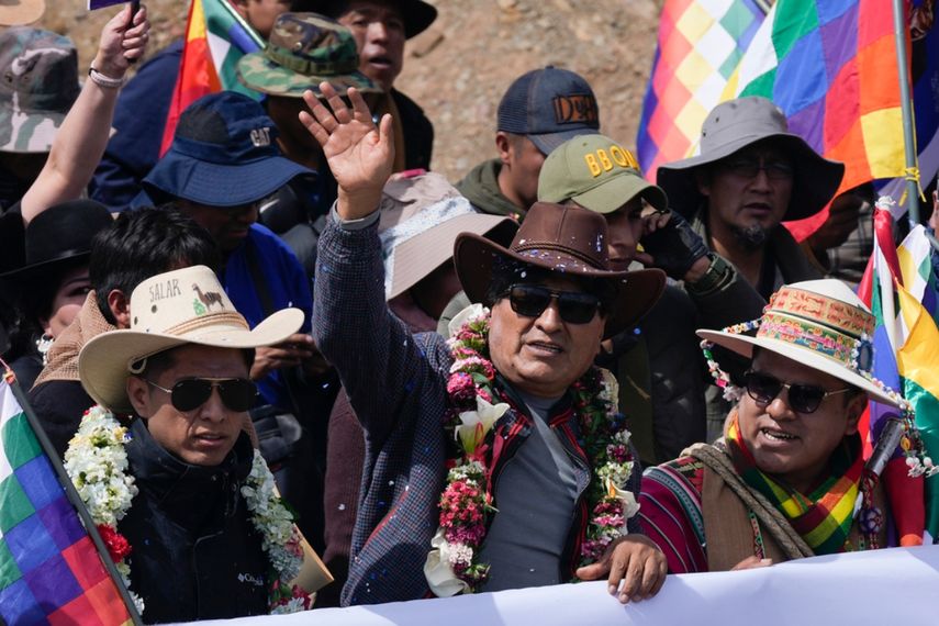 El expresidente Evo Morales encabeza una marcha hacia La Paz, como parte de una disputa política con el actual presidente Luis ArcE.