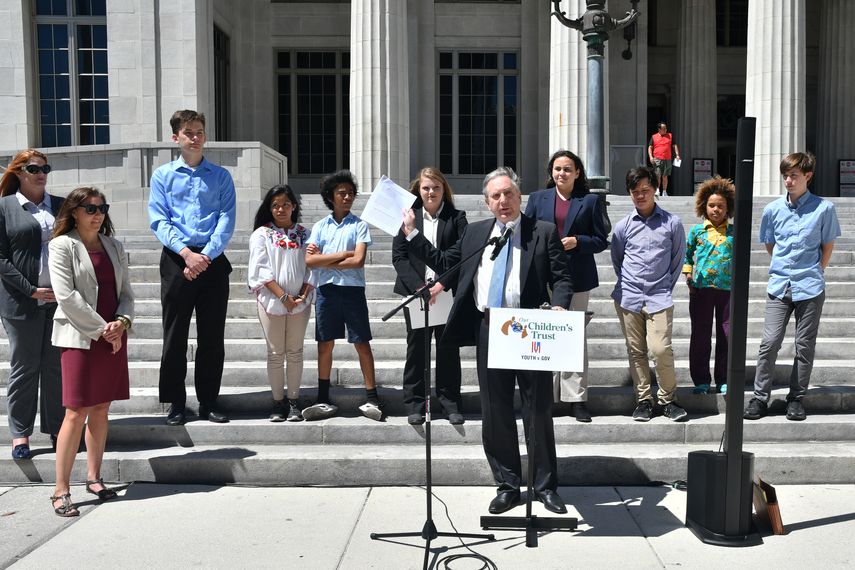Los ocho demandantes reunidos en las graderías de la Corte Civil del condado Miami-Dade. Habla el abogado Mitchell A. Chester.