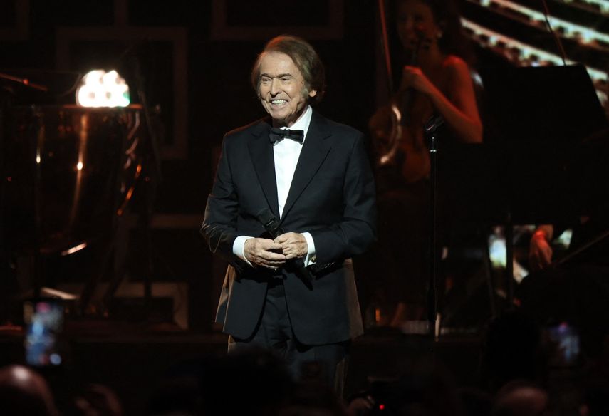 El homenajeado Raphael actúa en el escenario durante la ceremonia de la Persona del Año 2025 de la Academia Latina de la Grabación, que honra a Raphael, el 12 de noviembre de 2025 en Las Vegas, Nevada.&nbsp;