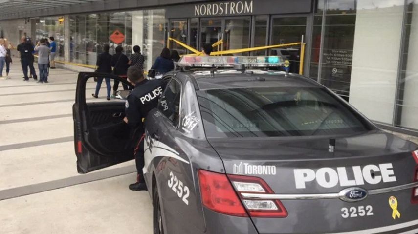 La Policía de Toronto desalojó&nbsp;el centro comercial de Yorkdale tras recibir una llamada que informaba de disparos.