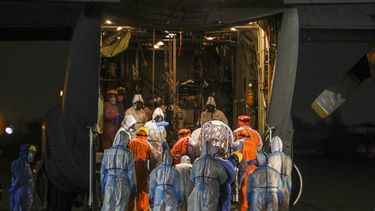 Trabajadores de la salud mueven a un paciente con COVID-19 para ser transportado de Santiago a la ciudad de Concepci&oacute;n para liberar espacio de unidades de cuidados intensivos en los hospitales capitalinos desde una base de la fuerza a&eacute;rea en Chile el martes 19 de mayo de 2020.