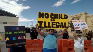 Manifestantes participan en una marcha contra la separación de familias en El Paso, Texas.